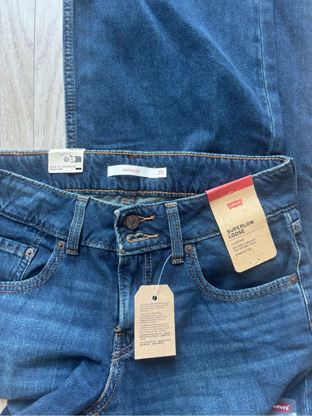 NWT Levi's Superlow Loose Jeans - Picture 2 of 4